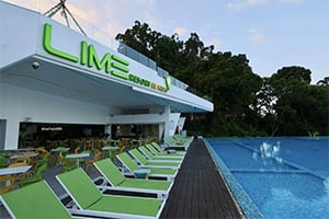 Het restaurant en zwembad bij het Lime Resort in El Nido, Palawan