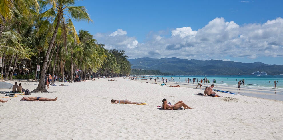 Toeristen op White Beach in Boracay, Filipijnen