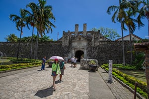 Toeristen bij Fort San Pedro in Cebu, Filipijnen