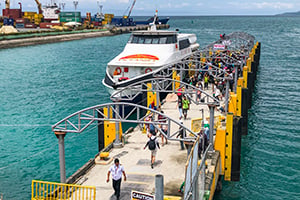 Op de pier staat de ferry klaar voor de overtocht naar Bohol, Filipijnen