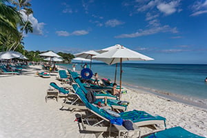 Toeristen relaxen op het strand van Alona op Bohol, Filipijnen