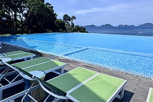 Ligbedden bij het zwembad van het Lime Resort in El Nido, Palawan