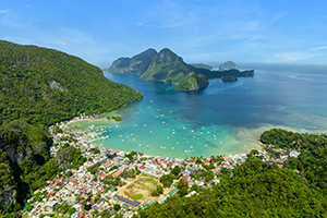 Luchtfoto van El Nido met turquoise water, kalkstenen rotsen en tropische eilanden.