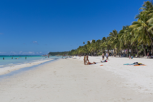 Toeristen op het beroemde White Beach op Boracay, Filipijnen