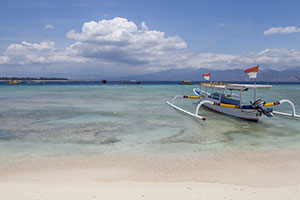 Een traditionele boot in het heldere water bij Gili Air