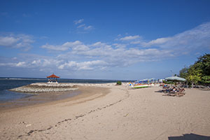Ligbedden en parasols op het prachtige strand van Sanur op Bali