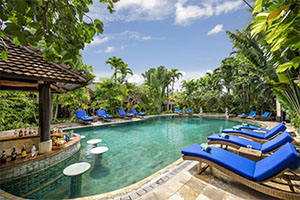 Het zwembad met ligbedden en de poolbar bij het Tony's Villa & Resort in Seminyak, Bali