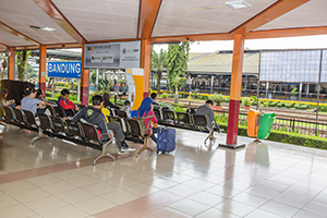 Pasagiers wachten op het treinstation van Bandung, Java