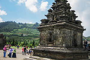 Een oude tempel met prachtige rijstterrassen op de achtergrond op het Diëng plateau, Java