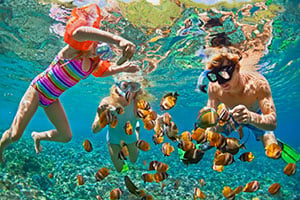 Gezin met kinderen aan het snorkelen bij Menjangan, Bali