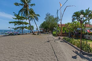 Het prachtige strand voor het Aneka Lovina op Bali