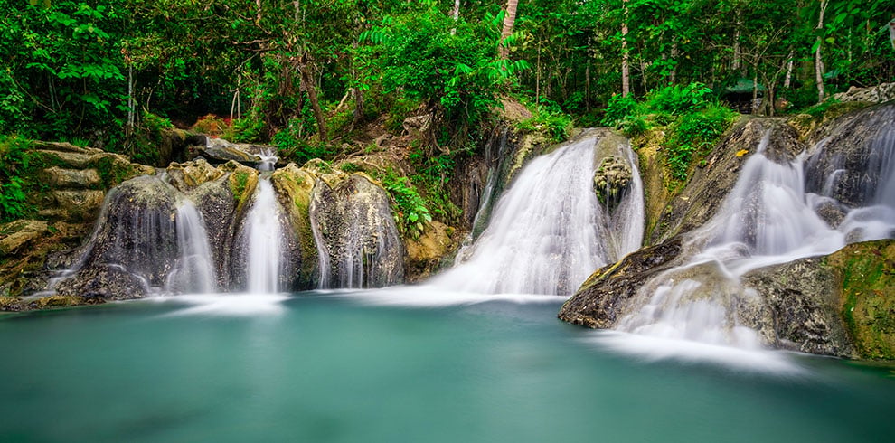De indrukwekkende Hagimit waterval op Samal Island, Davao.