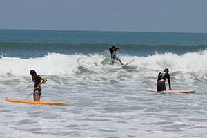 Surfers bij Cloud 9 op Siargao