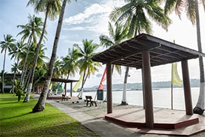 Zicht op de zee bij het Waterfront Insular Hotel Davao.