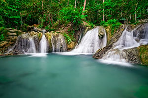 De indrukwekkende Hagimit waterval op Samal Island, Davao.
