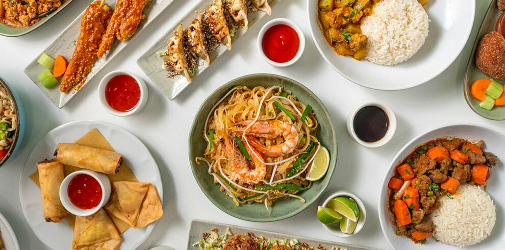 Diverse Thaise gerechten met noodels, pad thai, ramen en beef panang.