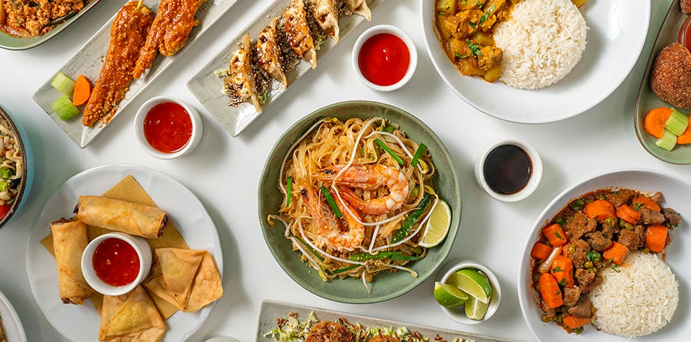 Diverse Thaise gerechten met noodels, pad thai, ramen en beef panang.
