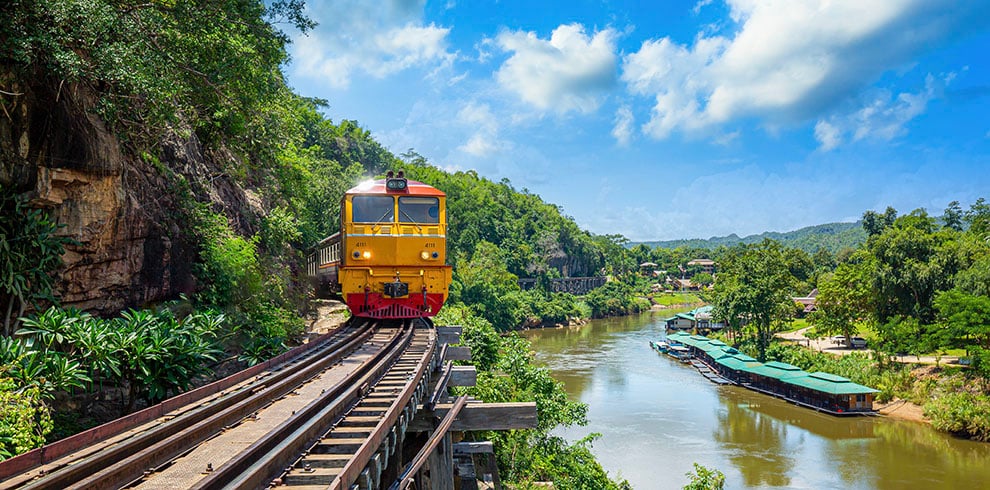 Trein rijdt over de Dodenspoorlijn in Kanchanaburi