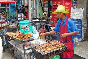 Lokaal stalletje waar streetfood wordt verkocht in Bangkok