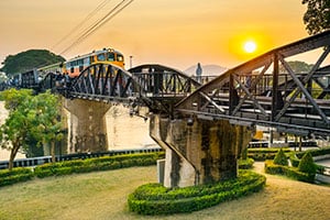 Een trein rijdt over de beroemde River Kwai brug in Kanchanaburi