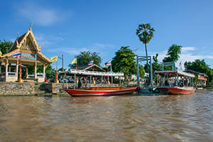 Per longtailboot maken we een ontspannen tocht in Ayutthaya