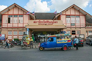 Het treinstation van Phitsanulok aan de buitenzijde