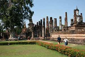 Toeristen wandelen door het Sukhothai Historical Park in Thailand
