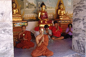 Monniken bij de Wat Phra That Doi Suthep in Chiang Mai