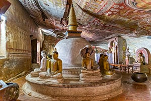 Boeddhabeelden in de grottempel in Dambulla