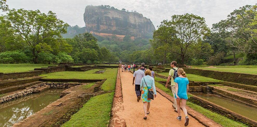 Toeristen op weg naar het Sigiriya Rock Fortress