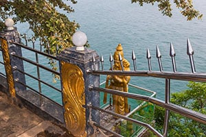 Zicht op een beeld en de Indische Oceaan in de Thirukoneswaram Tempel in Trincomalee