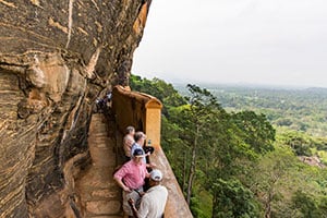 Toeristen bezoeken het Sigiriya Rock Fortress in Sri Lanka