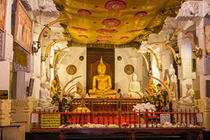 Boeddhabeelden in de Tempel van de Tand in Kandy