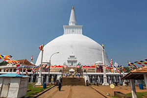Toeristen wandelen naar de stoepa Ruwanweli Maha Saya in Anuradhapura