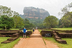 Toeristen wandelen door de tuinen om de top van het paleiscomplex in Sigiriya te bereiken.