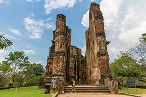 Toeristen bewonderen een van de eeuwenoude monumenten in Polonnaruwa