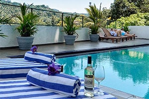 Ligbedden langs het zwembad van het Royal Kandyan Hotel in Kandy.