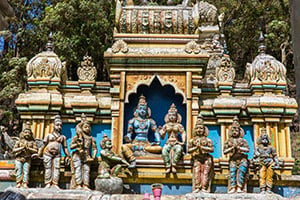 Kleurrijke beelden en details bij de Sita Amman-tempel