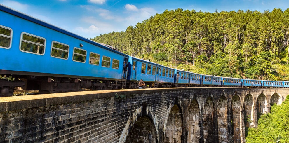 Een trein rijdt over de Nine Arches Bridge in Ella