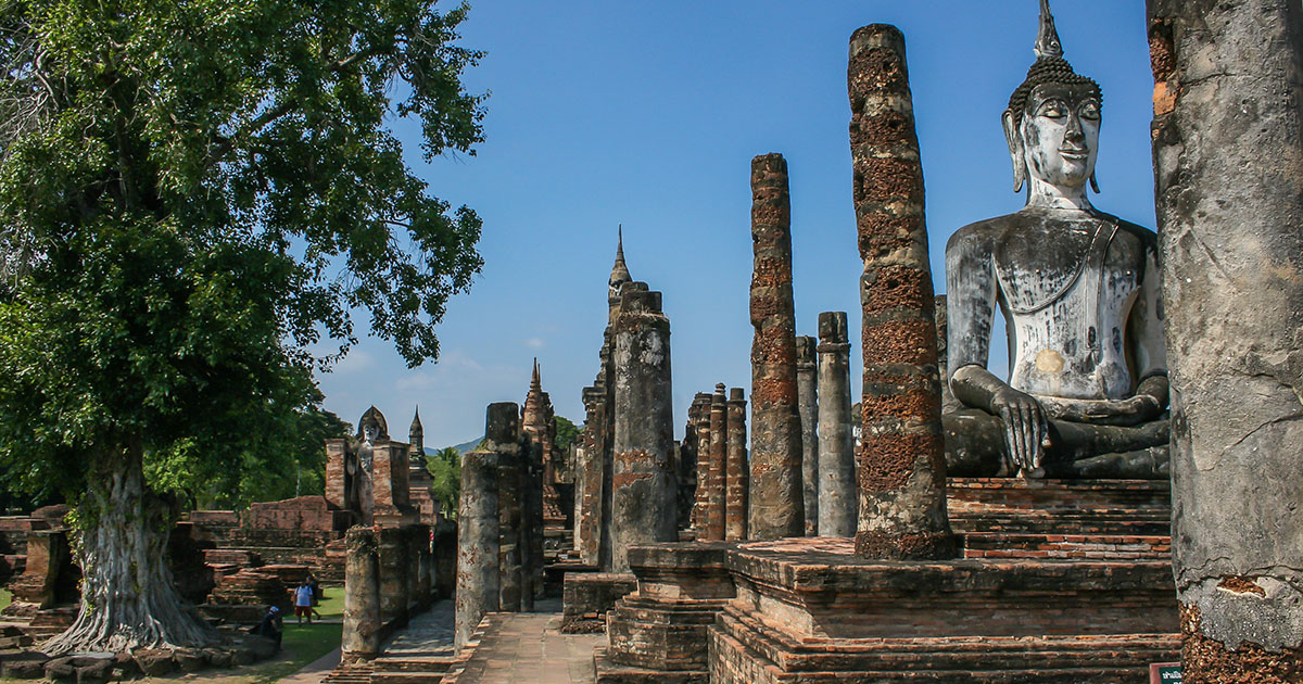 Ruïnes en boeddhabeelden bij Wat Mahathat in Sukhothai