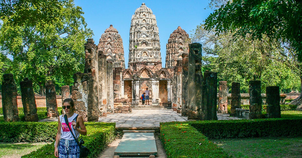 Toeristen bij de Wat Sri Sawai in het Sukhothai Historical Park