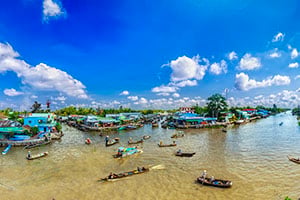 Drukte op de drijvende markt van Cai Be in de Mekongdelta