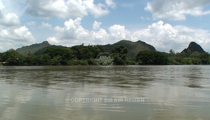 Kanchanaburi - boottocht River Kwai Bridge