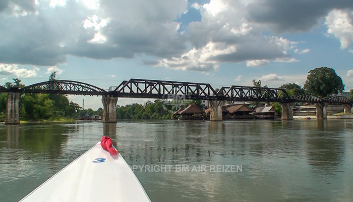 Kanchanaburi - boottocht River Kwai Bridge