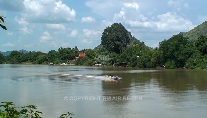 Kanchanaburi - boottocht River Kwai Bridge